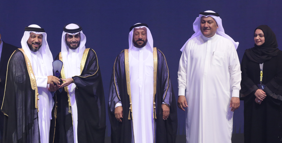 بحمد الله وتوفيقه تم تتويج السيد عبدالله سلطان الدح بجائزة الشارقة للتميز الاقتصادي فئة رواد الأعمال وكذلك تتويج شركة الزاجل لإدارة المعارض بنفس الجائزة في فئة المسؤولية المجتمعية عن دورة 2019، نحمد الله ونشكره ونسأله المزيد